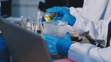 Bilim adamları bir laboratuvar araştırması üzerinde çalışıyor. yüksek kaliteli fotoğraf