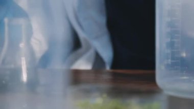 Test tüpü tutan laboratuvar çalışanının yakın görüntüsü