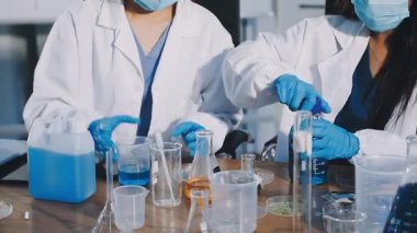 Test tüpleri olan bilim adamı.