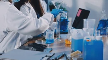 Bilim adamı kimya laboratuvarında araştırma yapıyor..