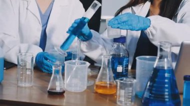 Laboratuvarda kimyasal deney yapan bilim adamları