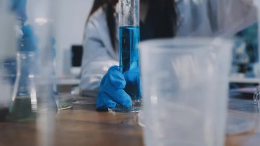 Mikroskop, laboratuvar araştırmaları ve geliştirme ile çalışan laboratuar bilimcisi