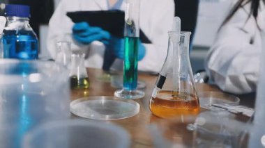 Laboratuvar ekipmanları ile kimyasal deney.