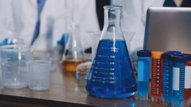 Bir bardak suyla laboratuvar asistanı.