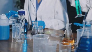 Laboratuvar ekipmanları ve bilim araştırmalarıyla çalışan bilim adamı.