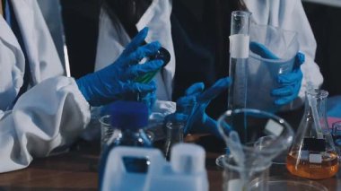 Laboratuvarda çalışan bilim adamı.