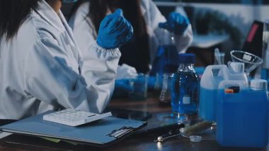 Mikroskopla laboratuvarda çalışan bilim adamı