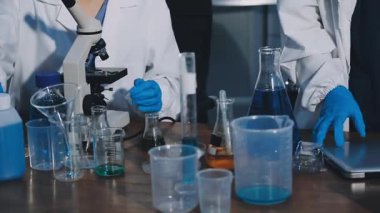 Laboratuvar ekipmanlarıyla çalışan bir bilim adamına yakın plan.