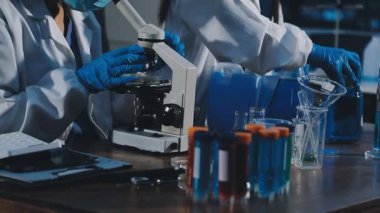 Laboratuvarda çalışan laboratuvar mikroskobu.