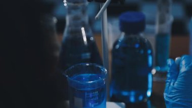 Laboratuvarda laboratuvar asistanı..