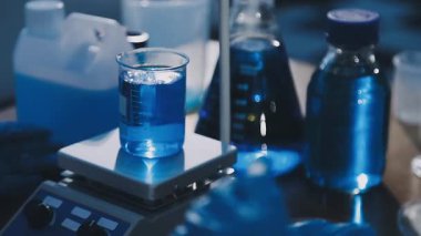 Yakın plan - Laboratuvarda çalışan bilim adamları