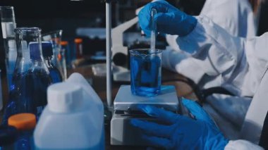 Laboratuvarda çalışan bilim adamı.