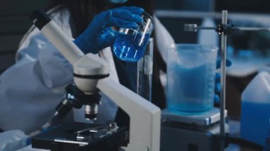 Bir kimya laboratuvarında çalışan bilim adamı.