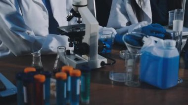 Mikroskop ile laboratuvar ekipmanlarının yakın görüntüsü.