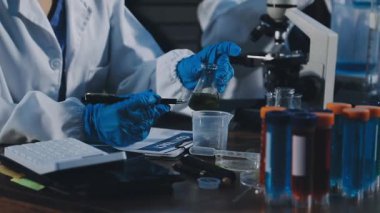 Bilim labaratuar donanımları ile çalışma.