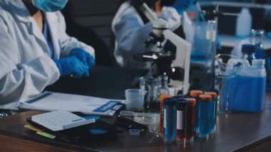 Laboratuvardaki bilim adamı. bilim konsepti.