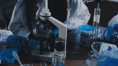 Laboratuvarda çalışan bir laboratuar asistanı