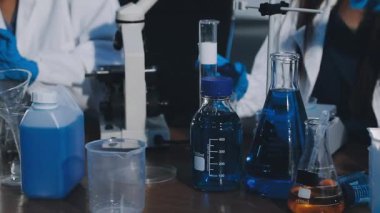 Kimya laboratuvarı. Laboratuvardaki bilim adamı