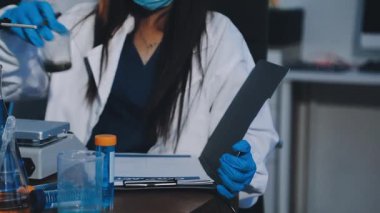 Mikroskopla laboratuvardaki bilim adamı