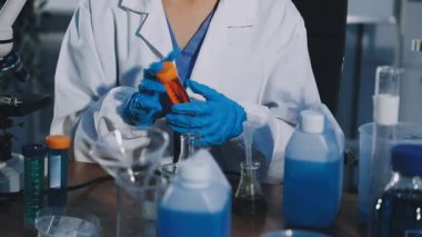 Laboratuvar test tüpleri ile bilim adamı