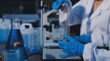 Laboratuvarda çalışan bilim adamı.