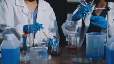 Laboratuvarda çalışan bilim adamları