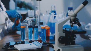 Laboratuar mikroskobu ile bilim adamı.