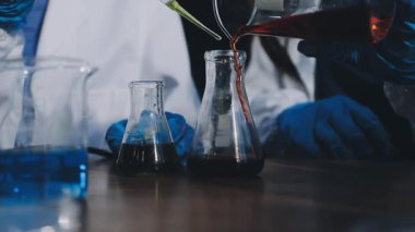 Laboratuvarda kimyasal deney. Laboratuvarda kimyasal deney.