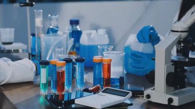 Mikroskoplu bir bilim adamı