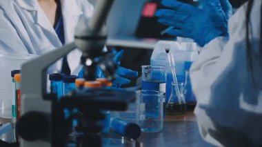 Laboratuvarda deney tüpleriyle tüp tutan bilim adamı.