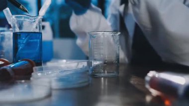 Kimyasal şişeyle cam tutan bilim adamı