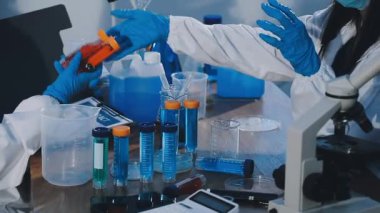 Laboratuvarda laboratuvar asistanı.