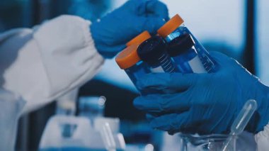 Laboratuvardaki erkek bilim adamına yaklaş.