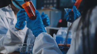 Laboratuvarda çalışan bilim adamı.