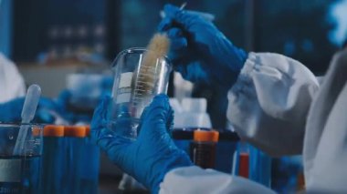 Deney tüpünü elinde tutan bilim adamı