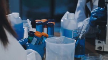 Laboratuvarda bir test üzerinde çalışan bilim adamı..