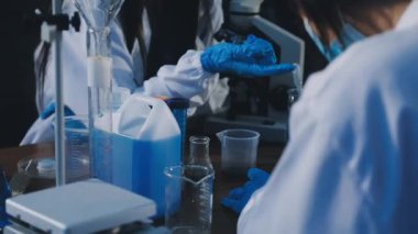 Laboratuvarda çalışan bilim adamı..