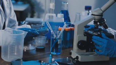 Laboratuvarda laboratuvar test tüpüyle çalışan bilim adamı..