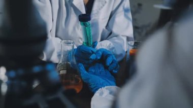 Bilim labaratuar donanımları ile çalışma.