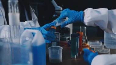 Laboratuvardaki laboratuvar ekipmanlarını kapatın..