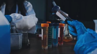 Laboratuvar araştırması. Laboratuvarda deney tüpü ve matarası olan bilim adamı..