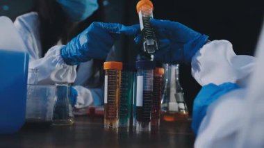 Laboratuvarda çalışan bilim adamı..