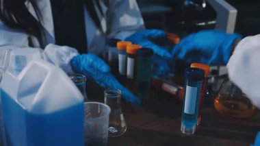 Laboratuvarda çalışan bilim adamı, kimyasal araştırma