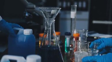 Laboratuvarda kimyasal test tüplerine yakın çekim