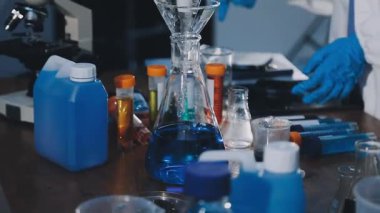 Laboratuvardaki laboratuvar ekipmanları.