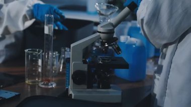 Laboratuvarda çalışan bir bilim adamına yakın plan.