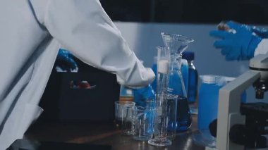 laboratuarda çalışan bilim adamı