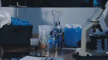 laboratuarda laboratuar asistanı