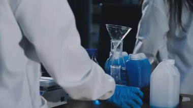 Test tüpü tutan bilimadamı