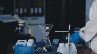 Laboratuvarda kimyasal deney yapan bilim adamı.